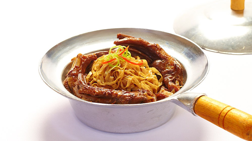 Braised Goose Web & Noodle in Clay Pot